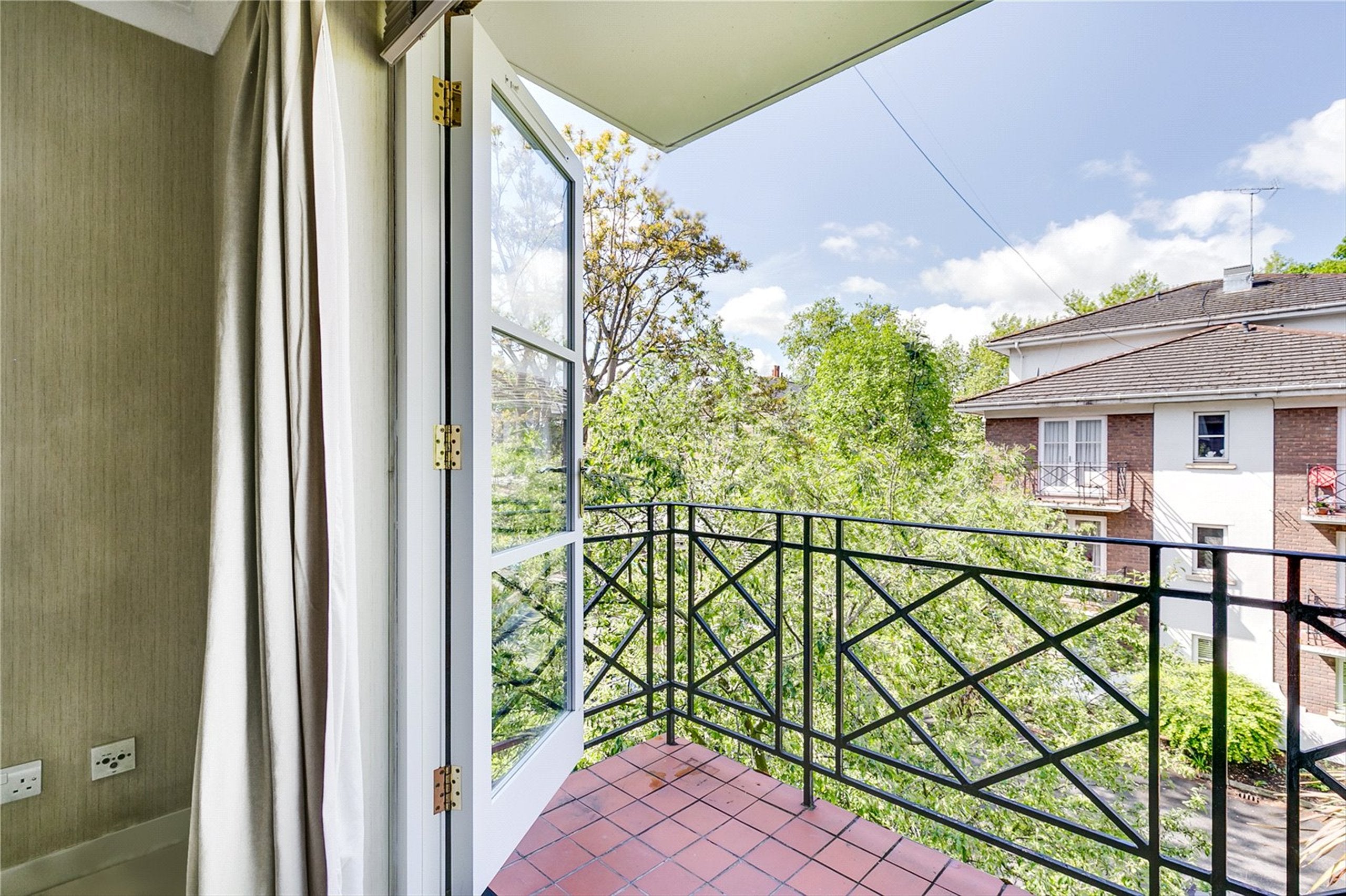 Flat Brompton Park Crescent in Greater London