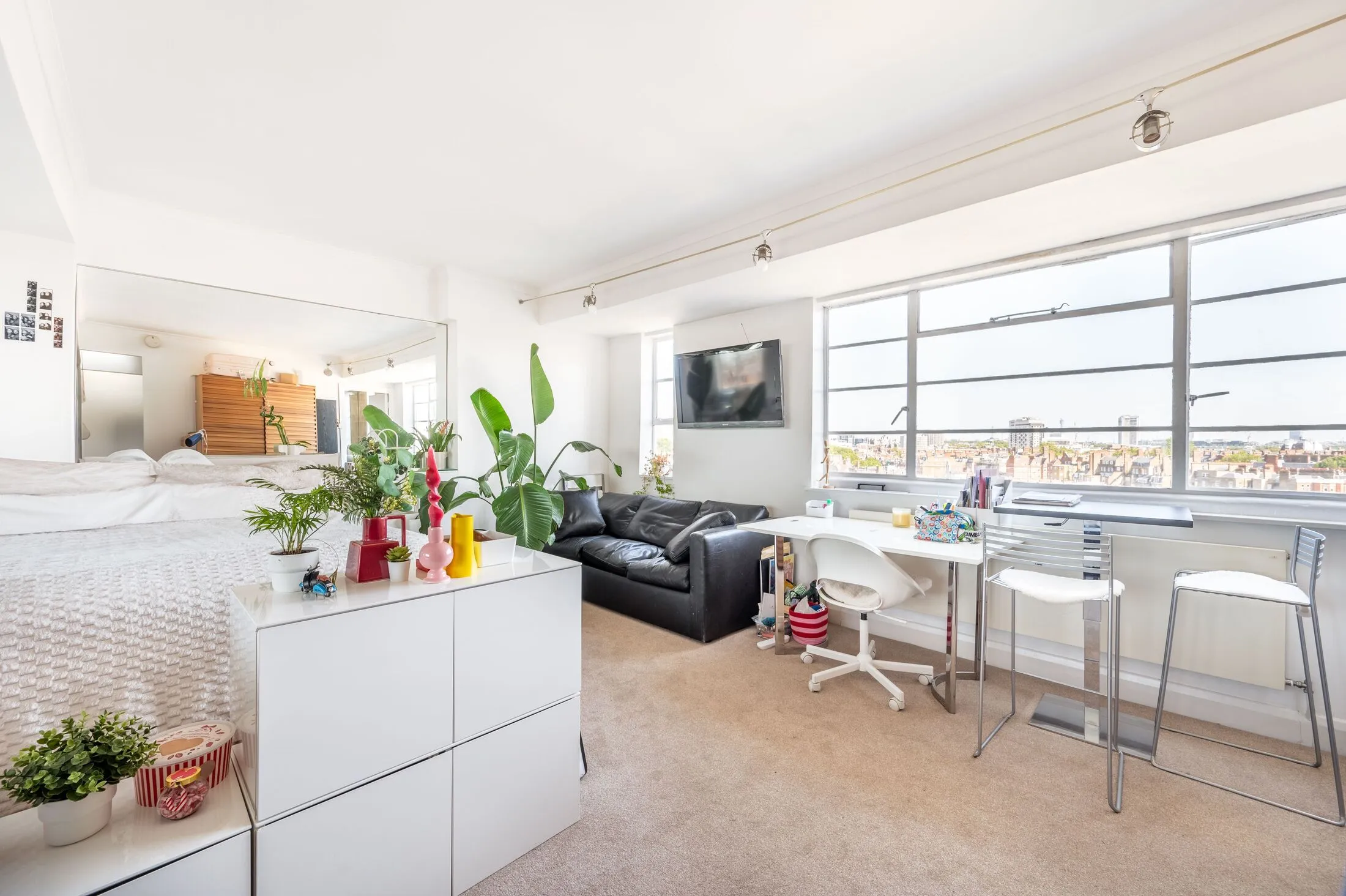 Flat Sloane Avenue in Greater London
