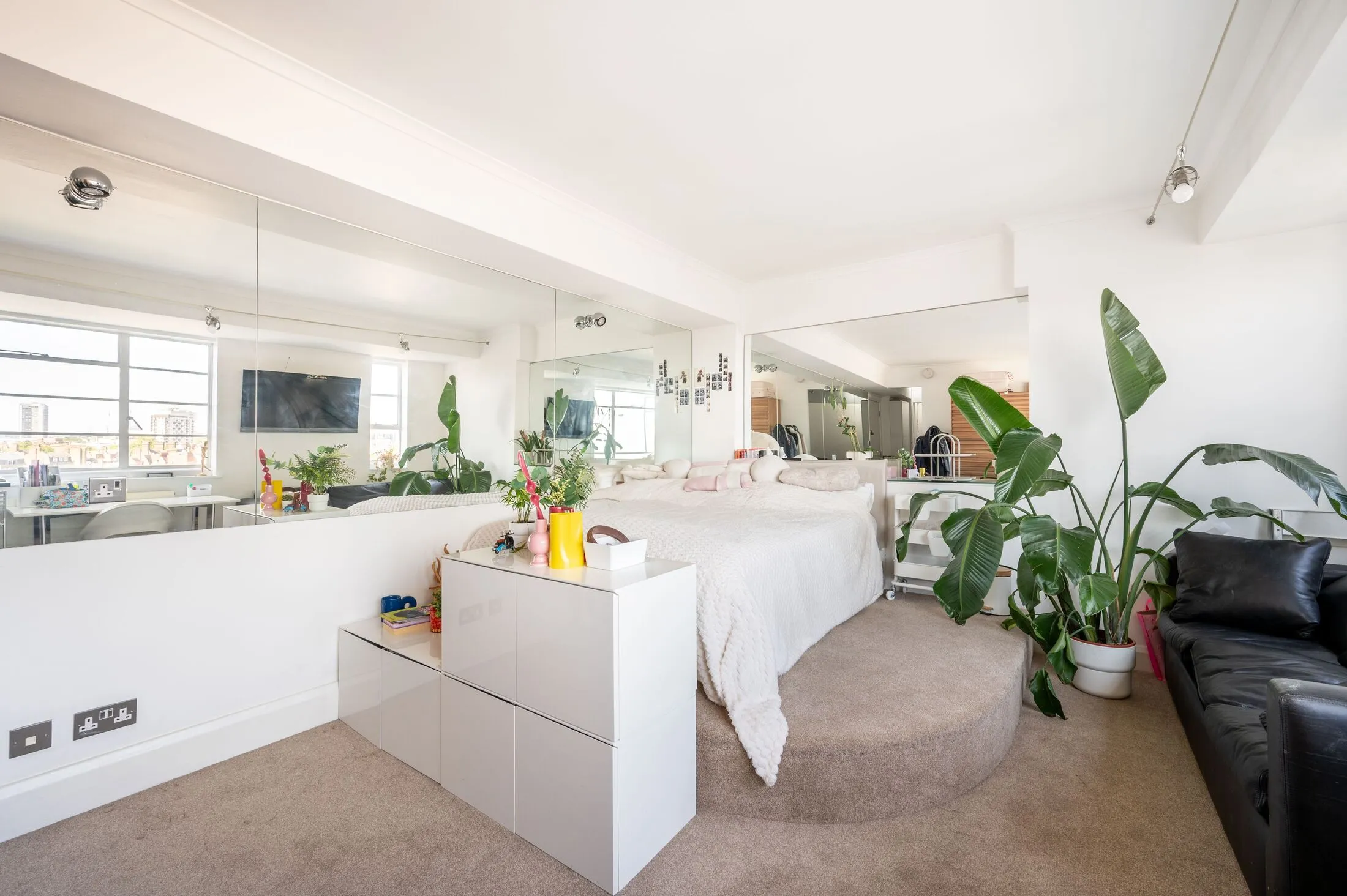 Flat Sloane Avenue in Greater London