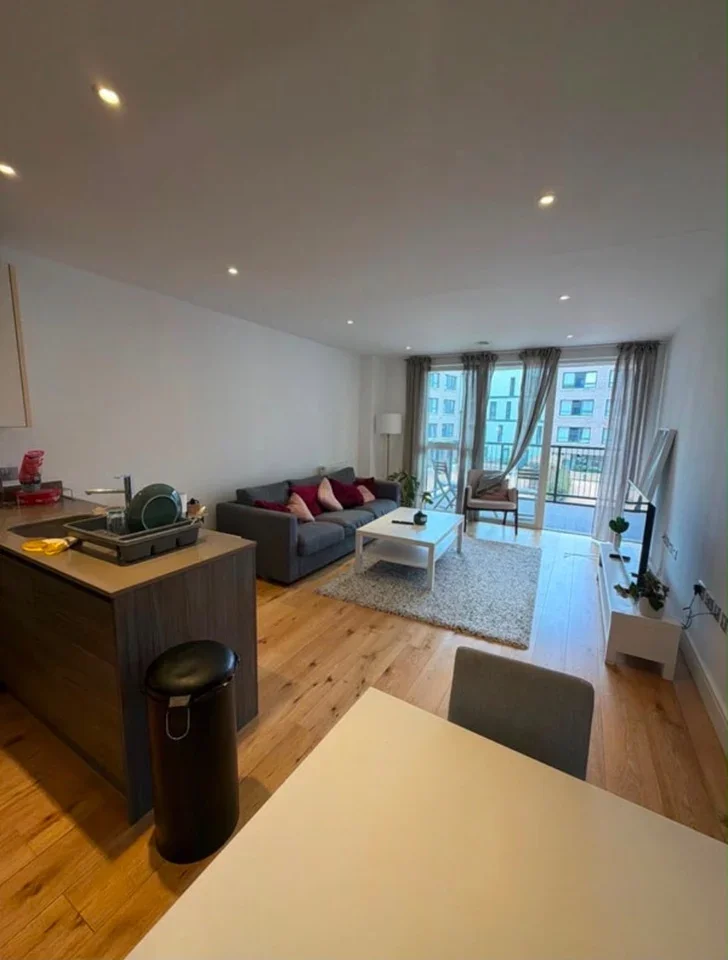Room Plough Way in Greater London