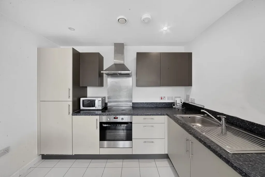 Flat Cordelia Street in Greater London