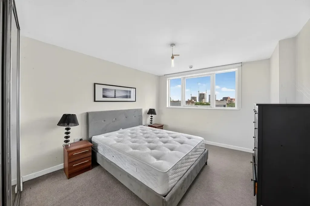 Flat Cordelia Street in Greater London