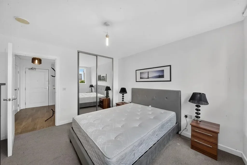 Flat Cordelia Street in Greater London