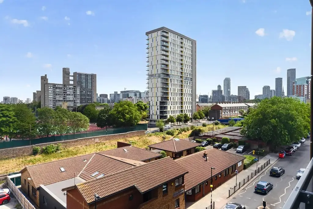 Flat Cordelia Street in Greater London