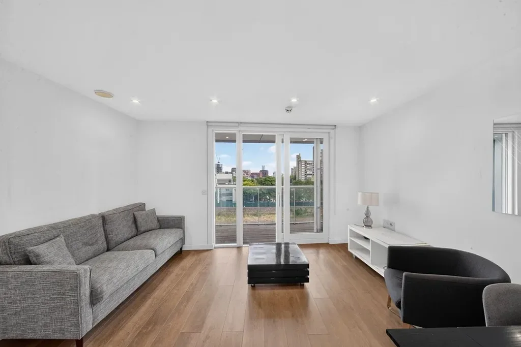 Flat Cordelia Street in Greater London