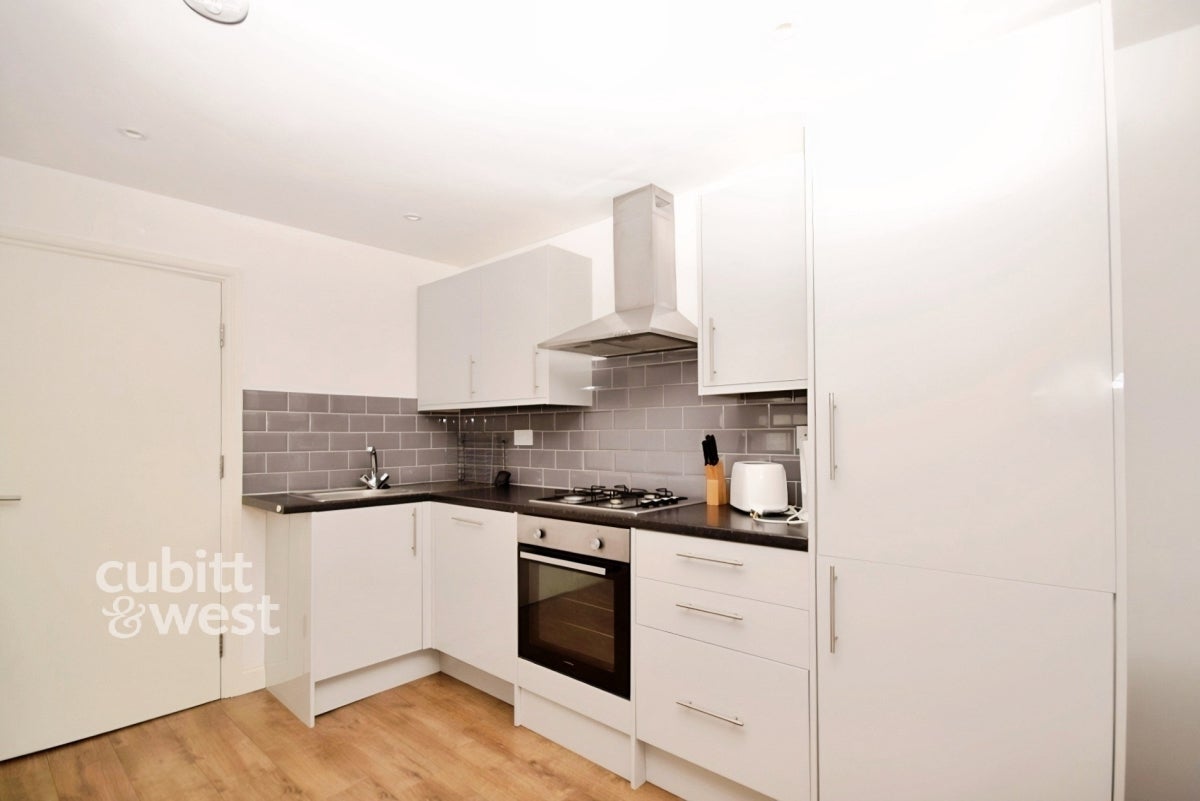 Flat Wheatcroft Court in Greater London