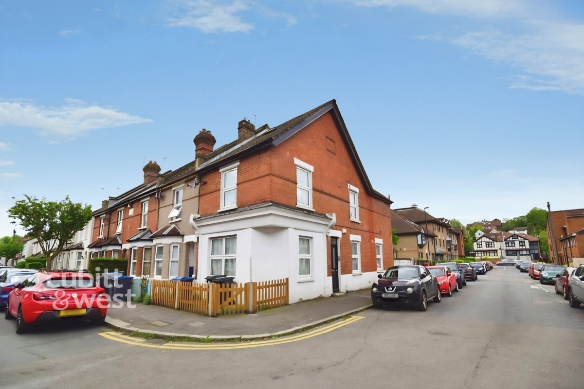 Flat Wheatcroft Court in Greater London