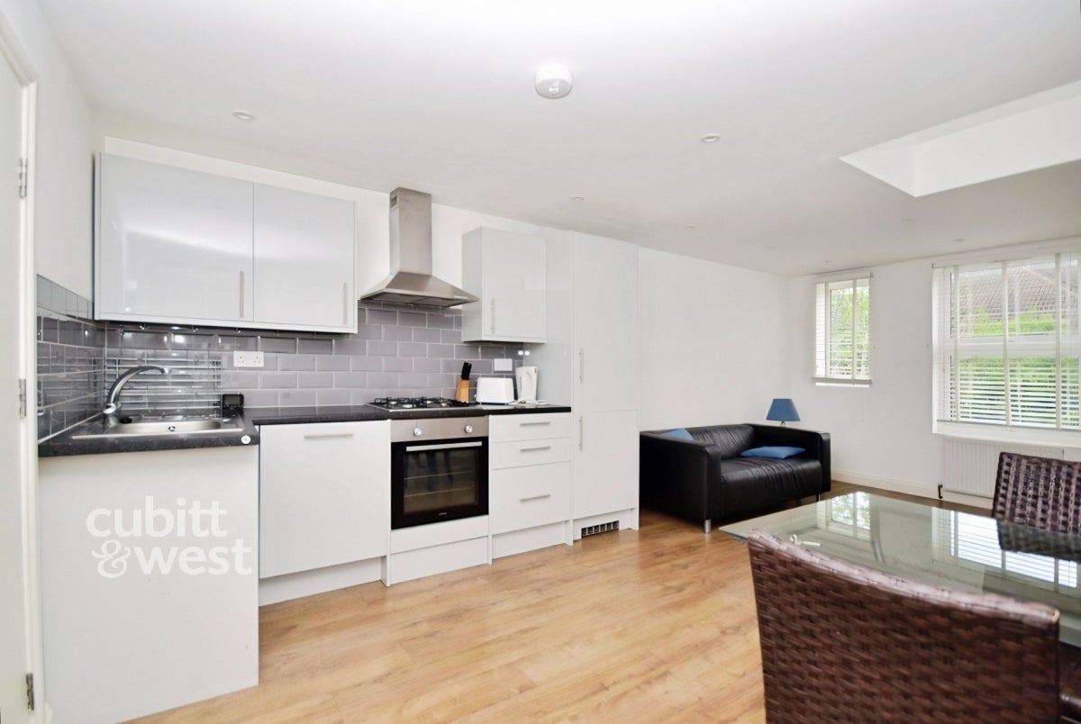 Flat Whitestone Way in Greater London