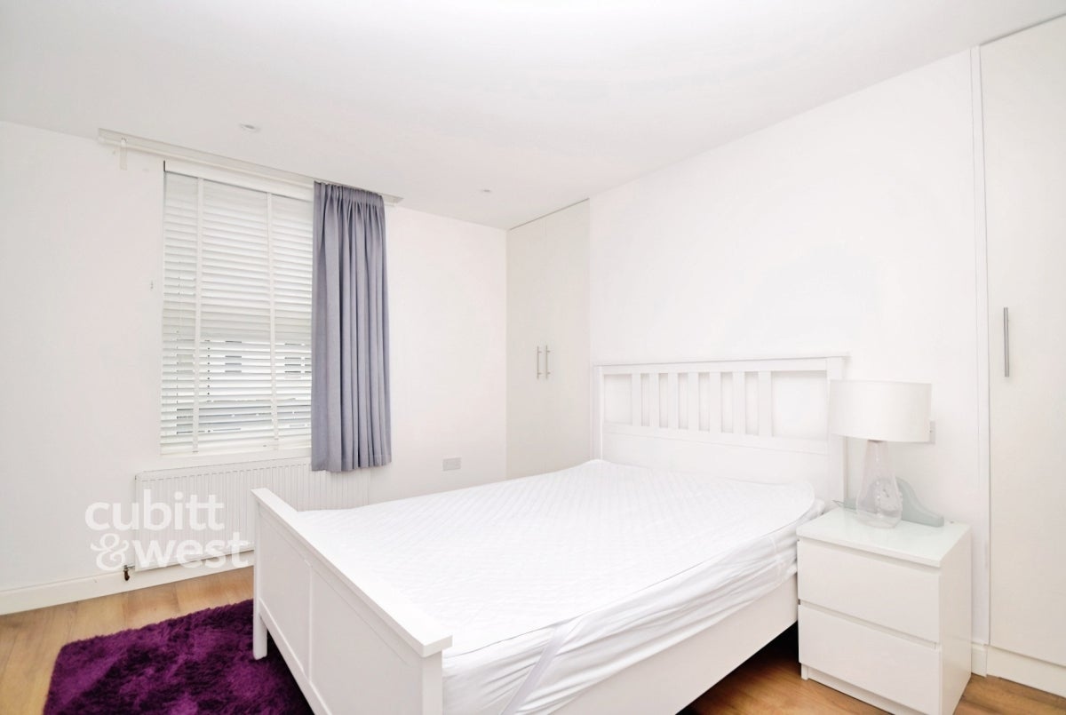 Flat Whitestone Way in Greater London