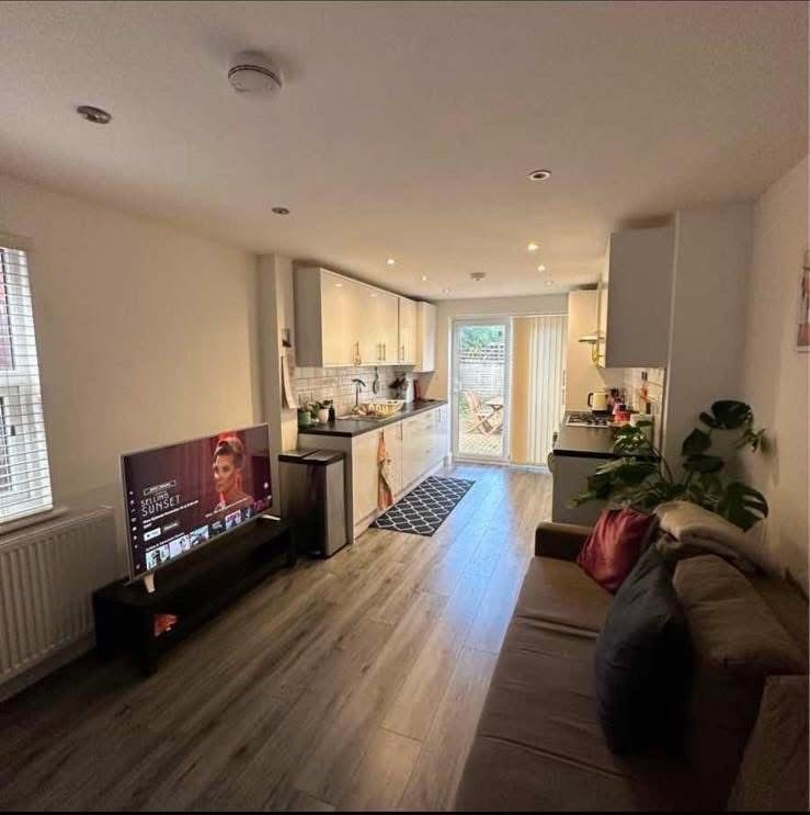 Room Pemberton Road in Greater London