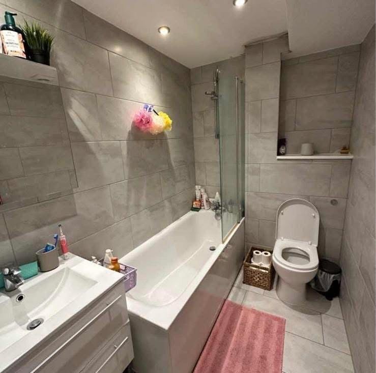 Room Pemberton Road in Greater London