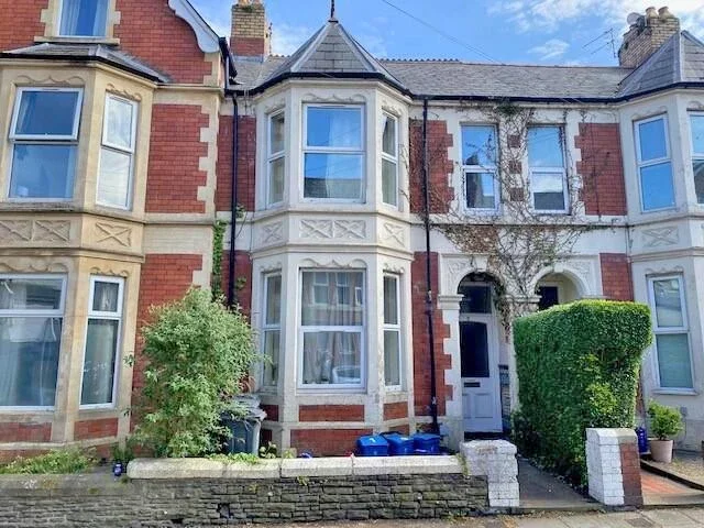 Flat Claude Place in Cardiff