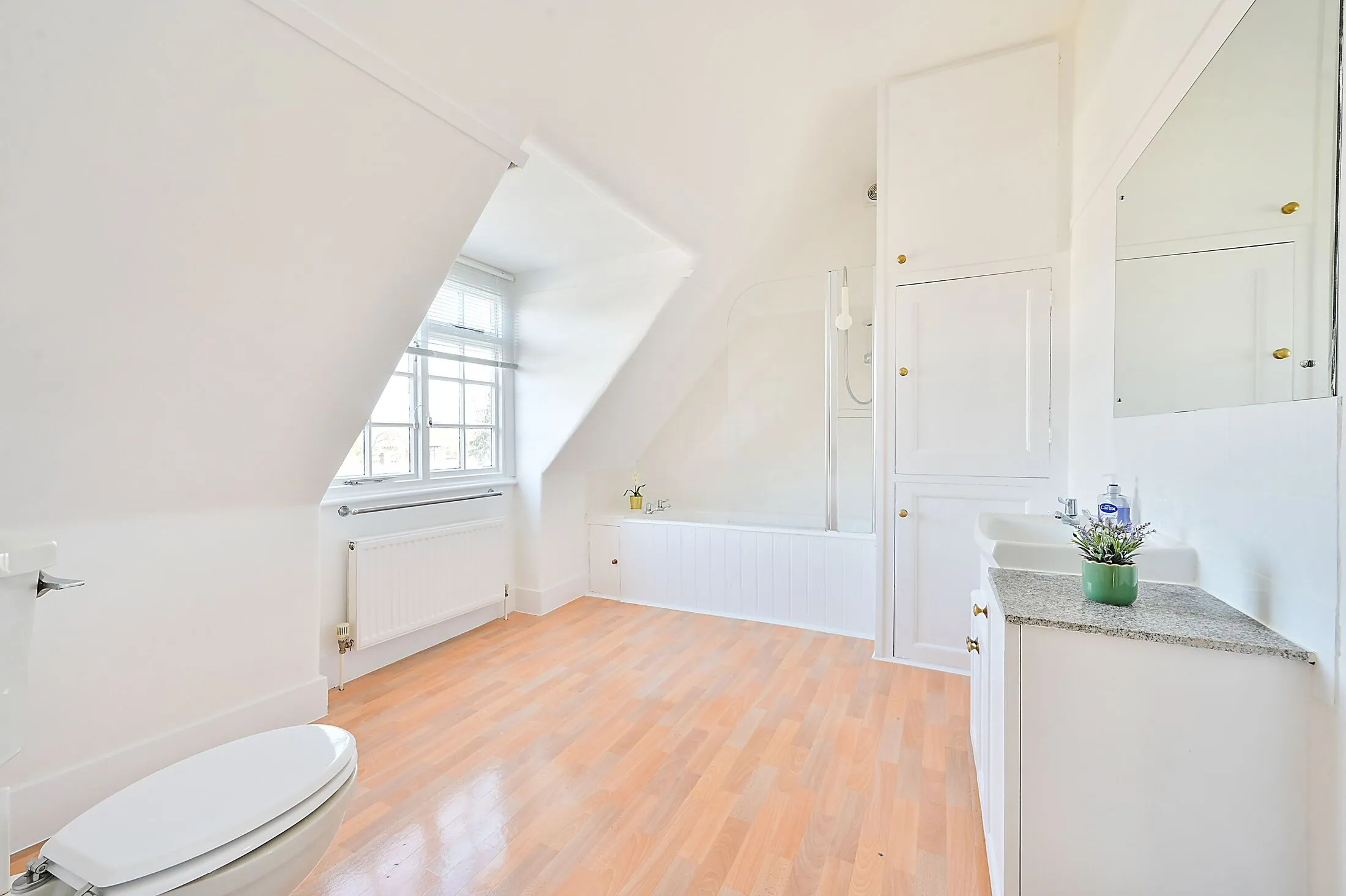 Flat Upper Richmond Road in Greater London