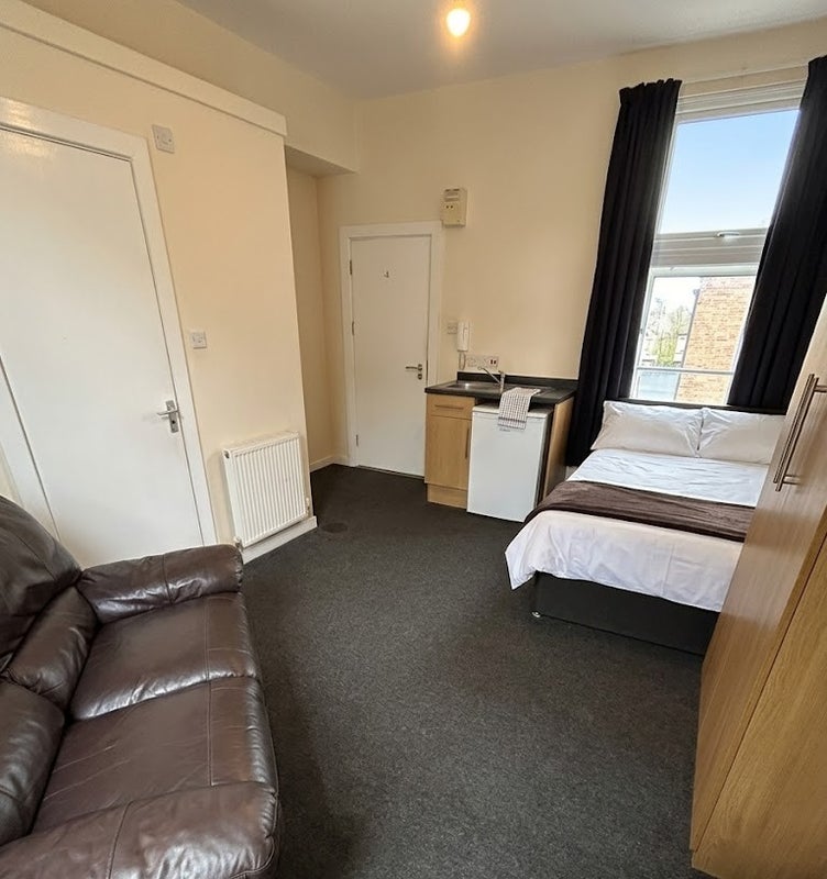 Room Merton Road in Bootle
