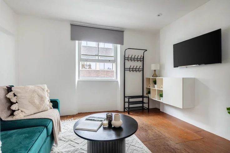 Flat Goodge Place in Greater London