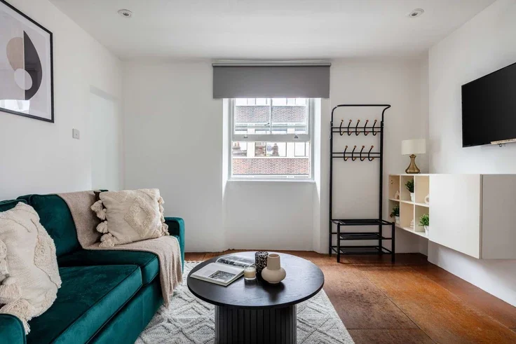 Flat Goodge Place in Greater London