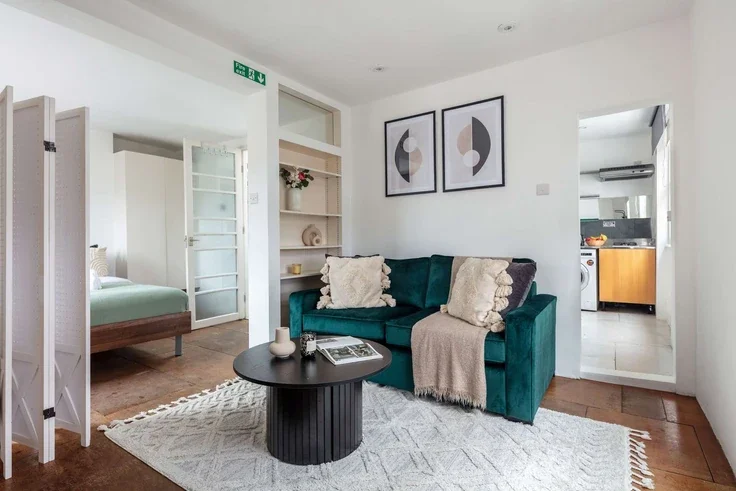 Flat Goodge Place in Greater London