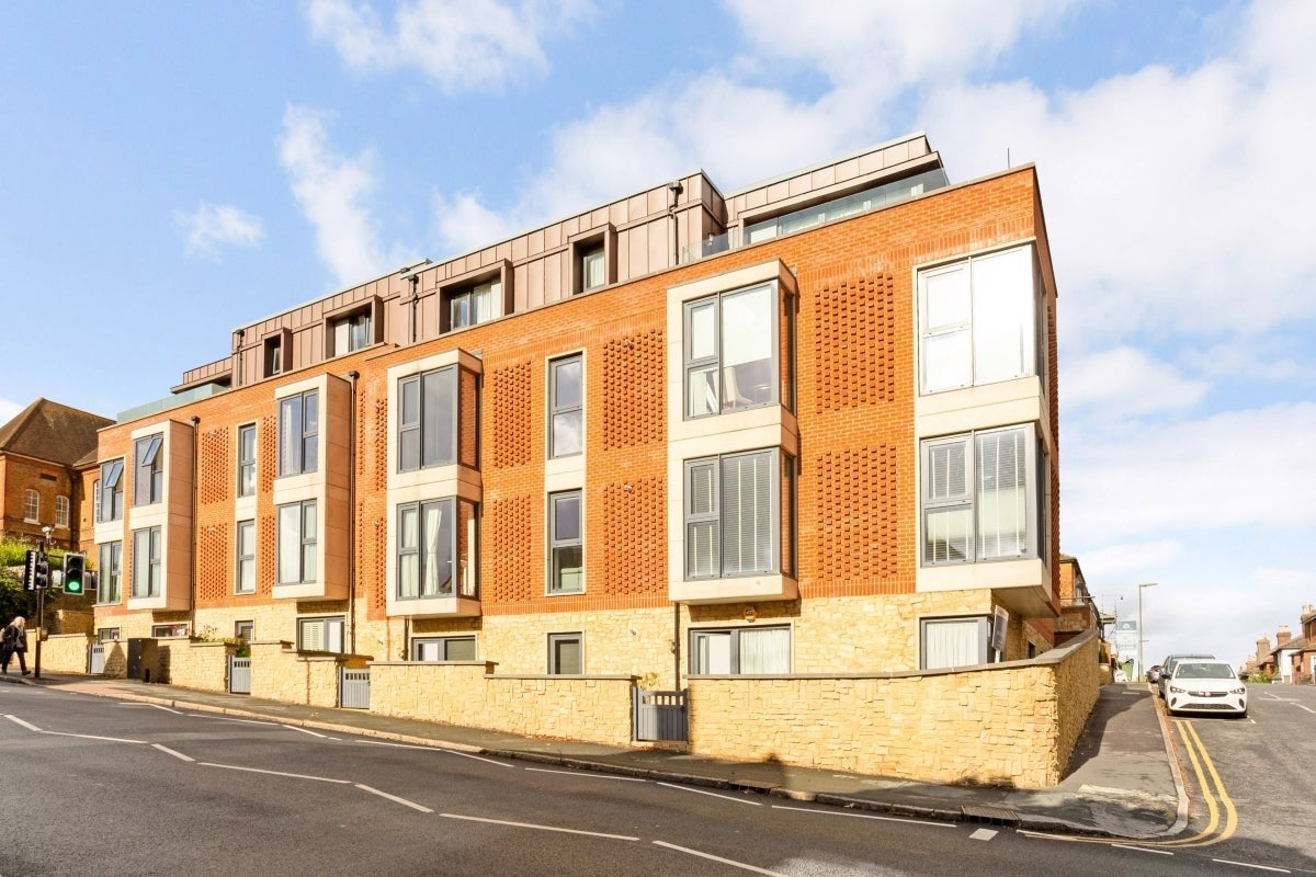 Flat Denzil Road in Guildford