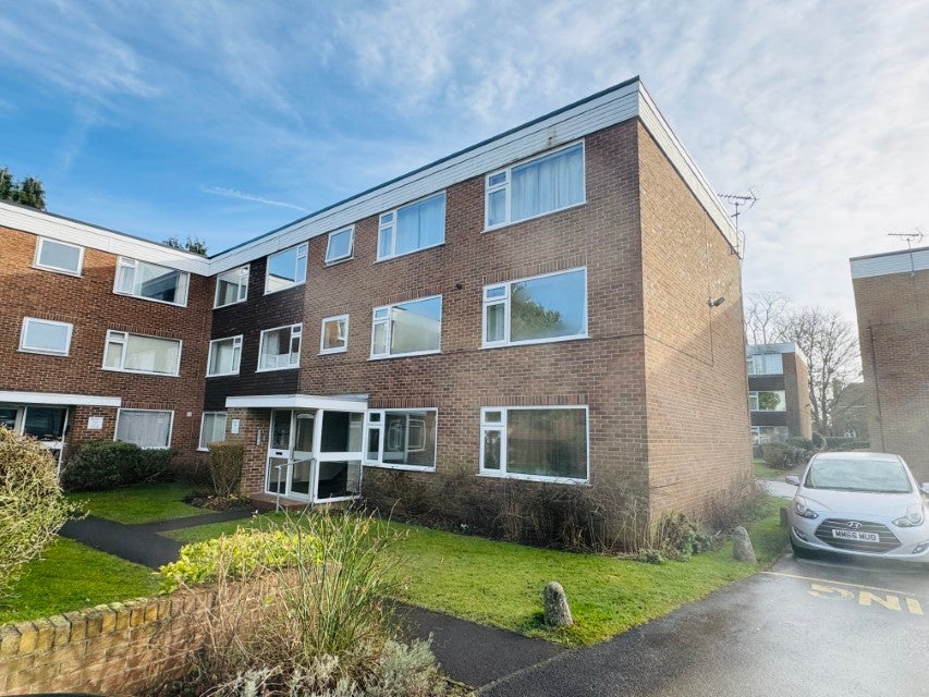 Flat Kingslea Road in Metropolitan Borough of Solihull