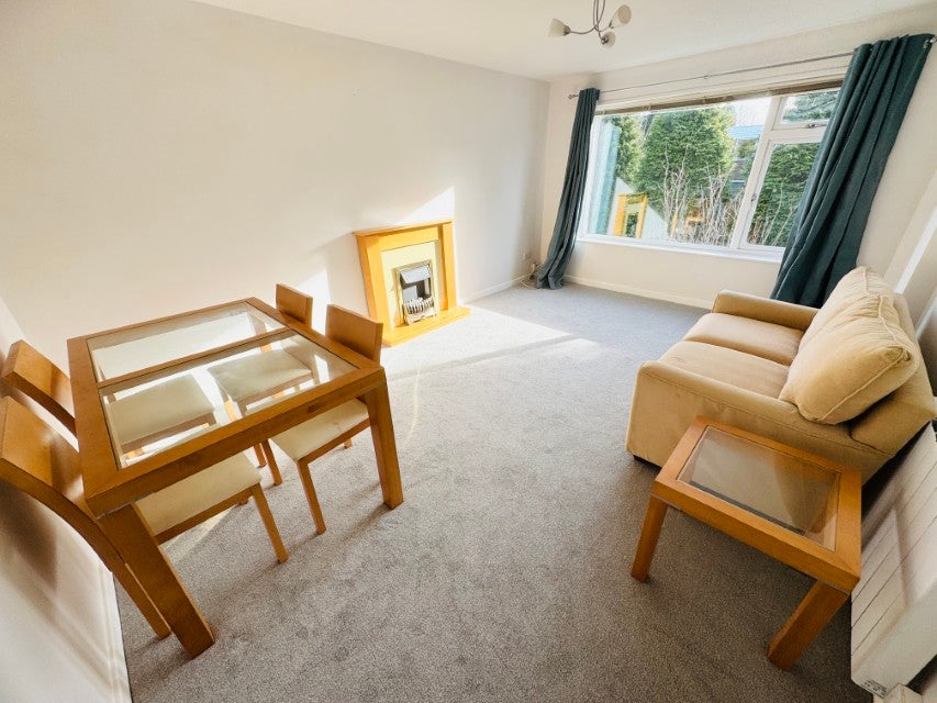 Flat Kingslea Road in Metropolitan Borough of Solihull