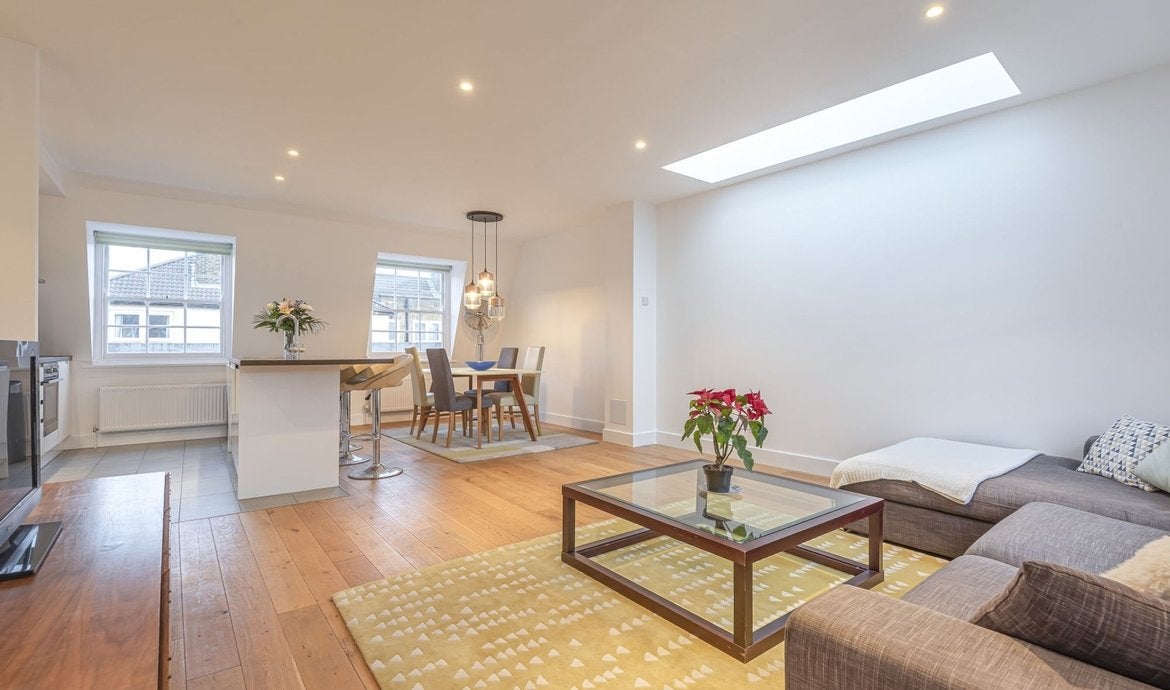 Flat Bermondsey Street in Greater London