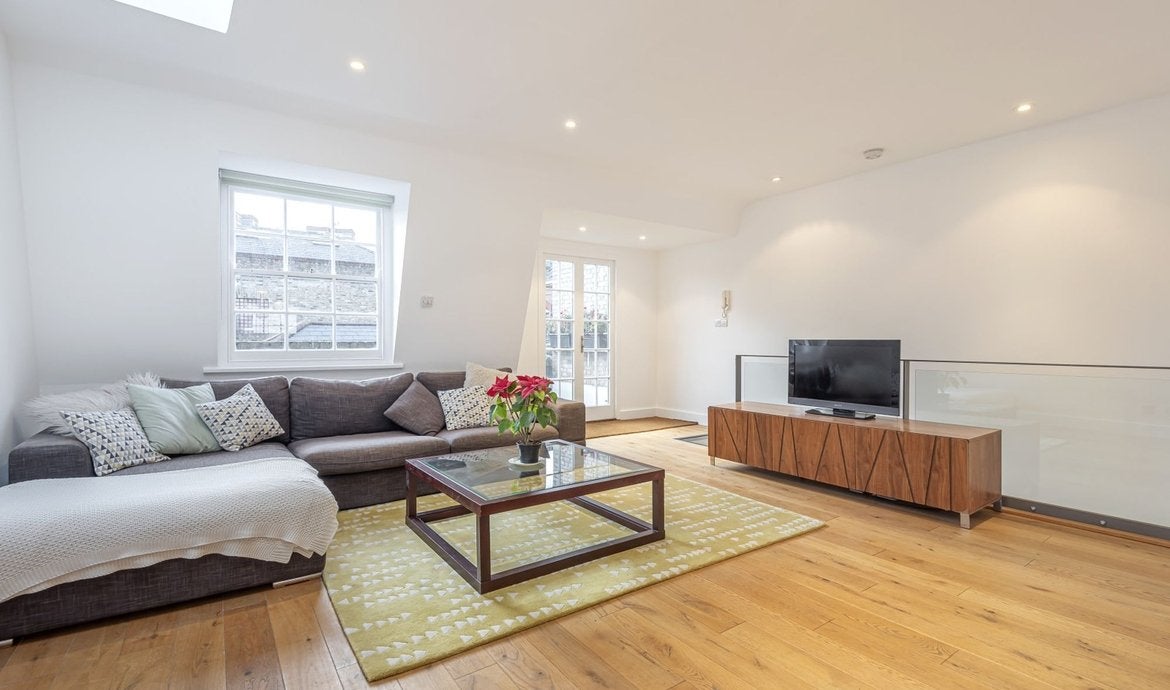 Flat Bermondsey Street in Greater London