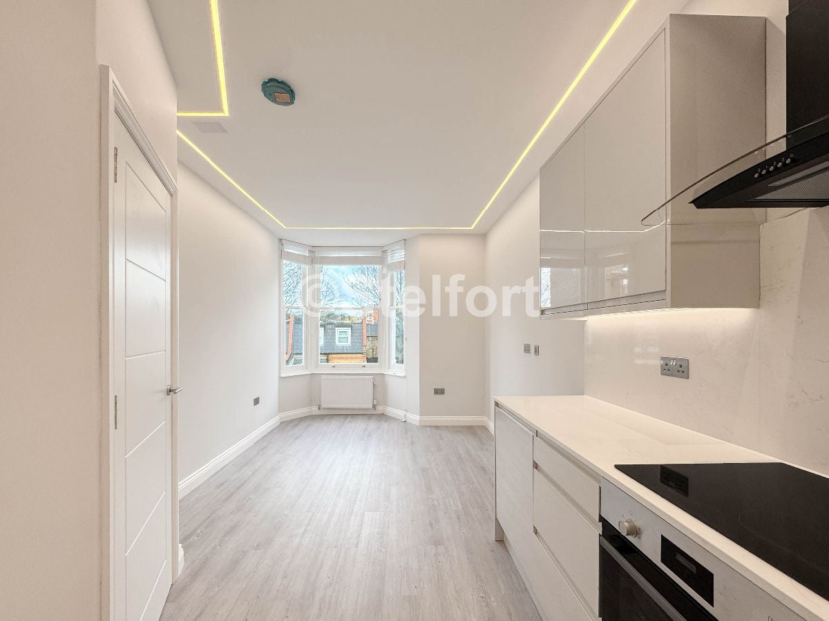 Flat Fairmead Road in Greater London