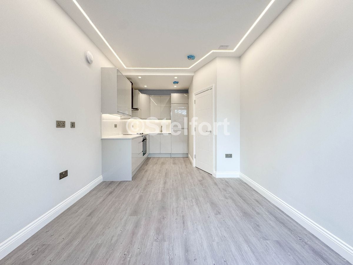 Flat Fairmead Road in Greater London