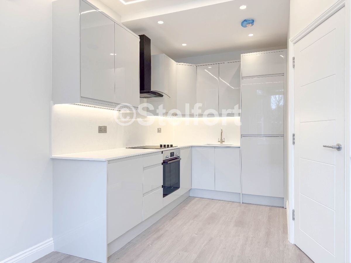 Flat Fairmead Road in Greater London