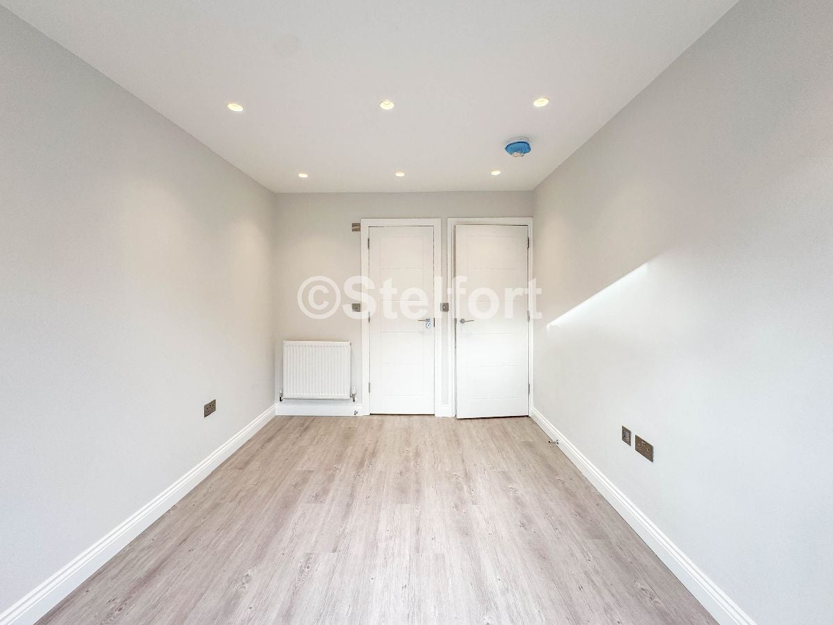 Flat Fairmead Road in Greater London