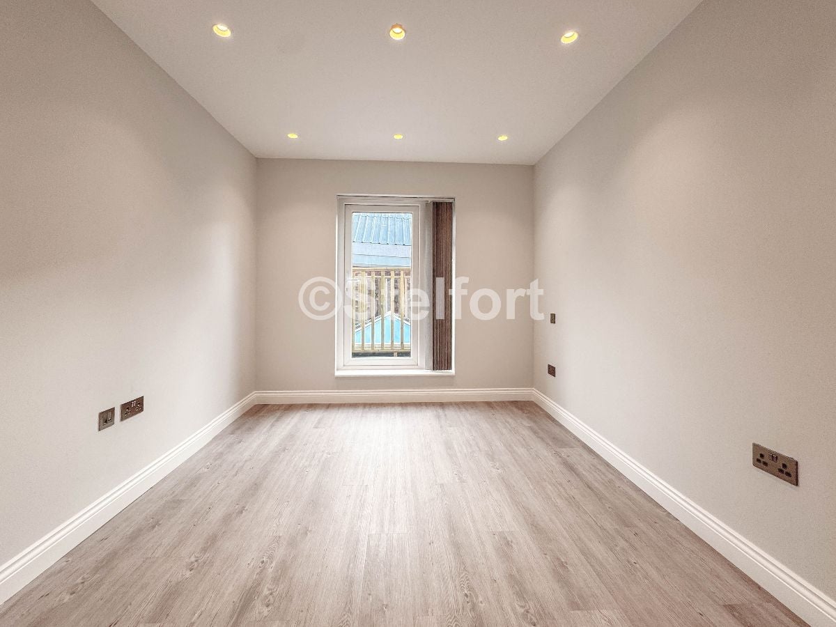 Flat Fairmead Road in Greater London