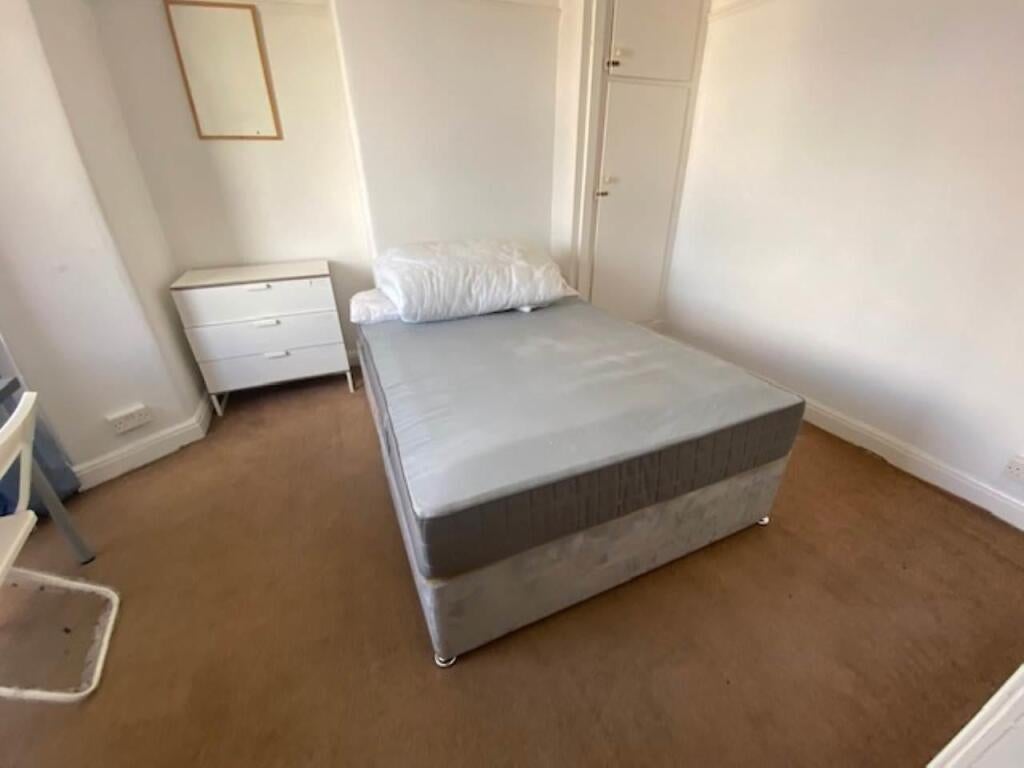Room Wades Road in Filton