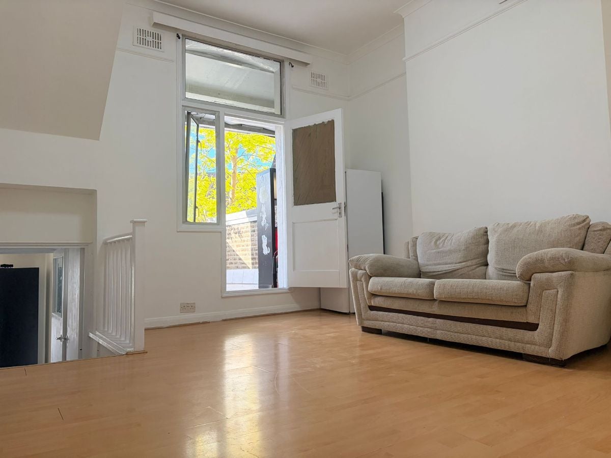 Flat Iverson Road in Greater London