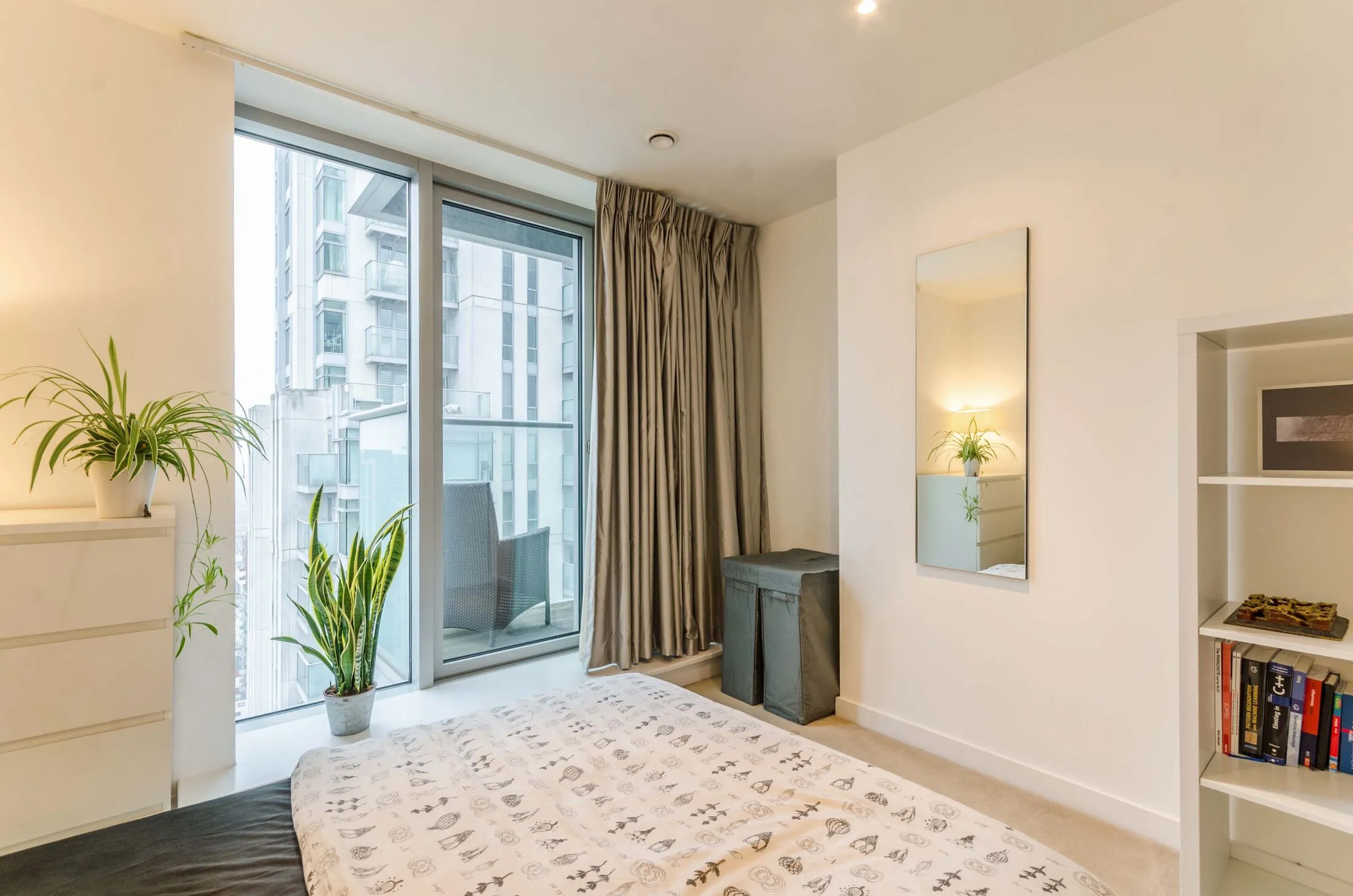 Flat Dockyard Lane in Greater London