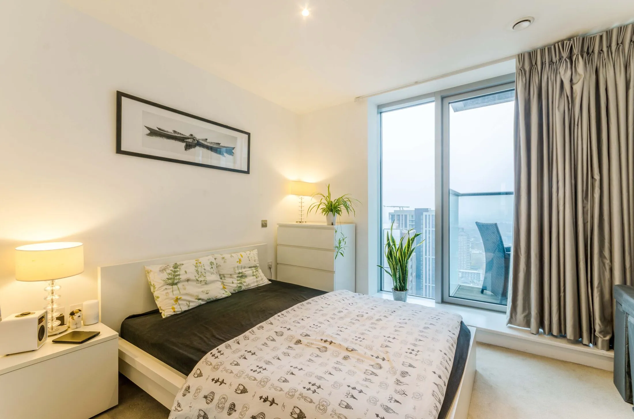 Flat Dockyard Lane in Greater London