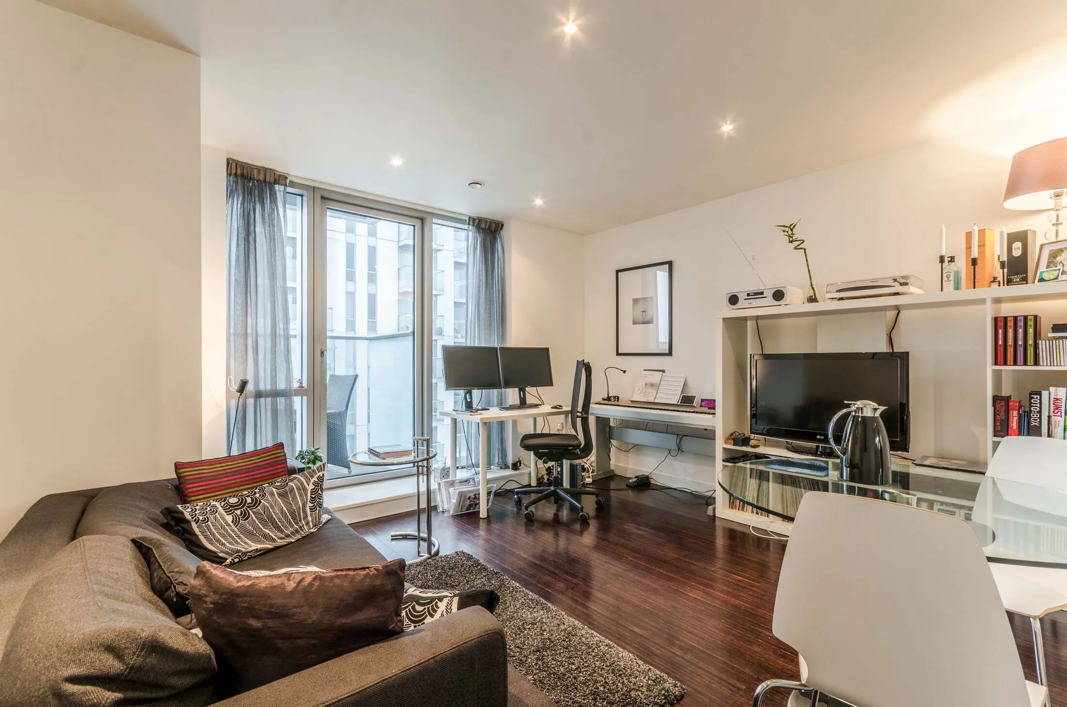 Flat Dockyard Lane in Greater London