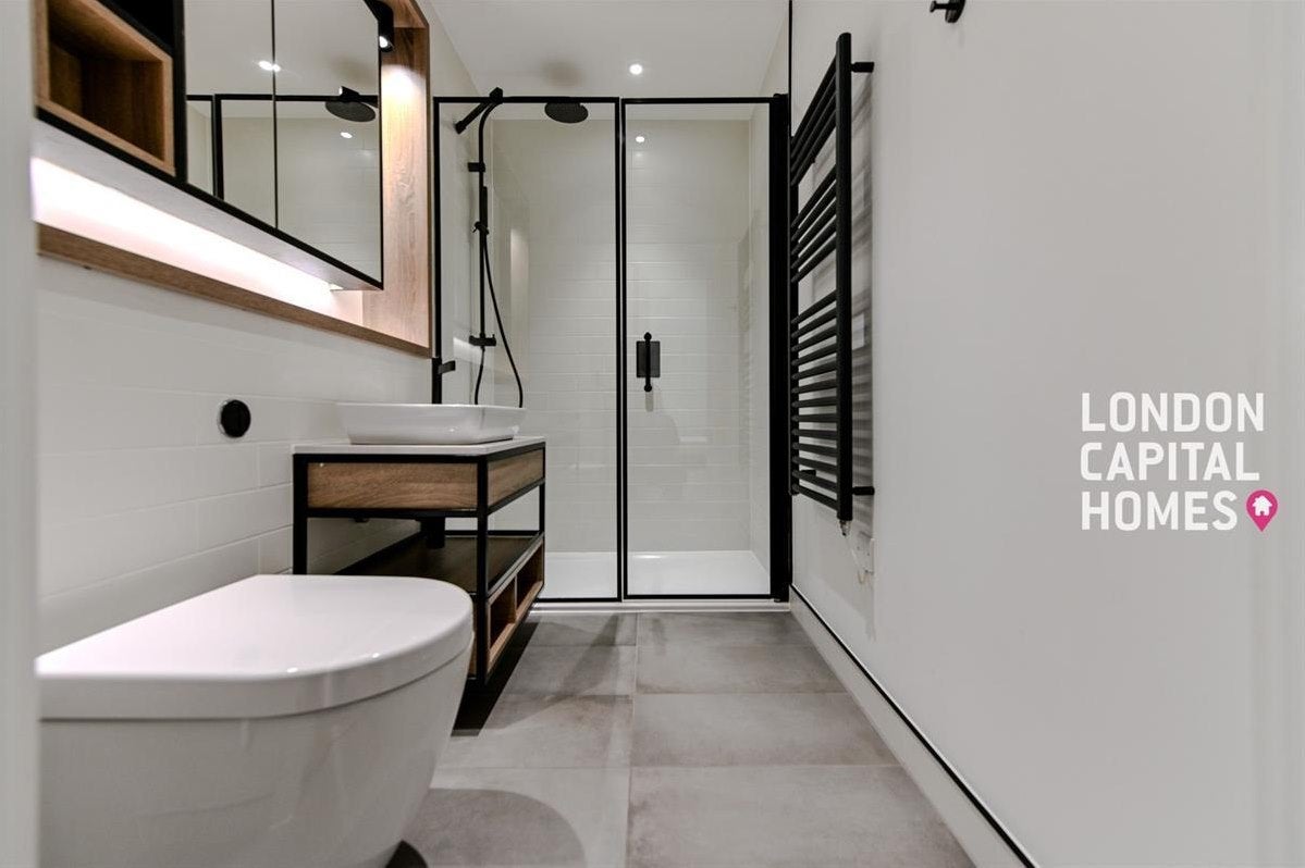 Flat Glenthorne Road in Greater London