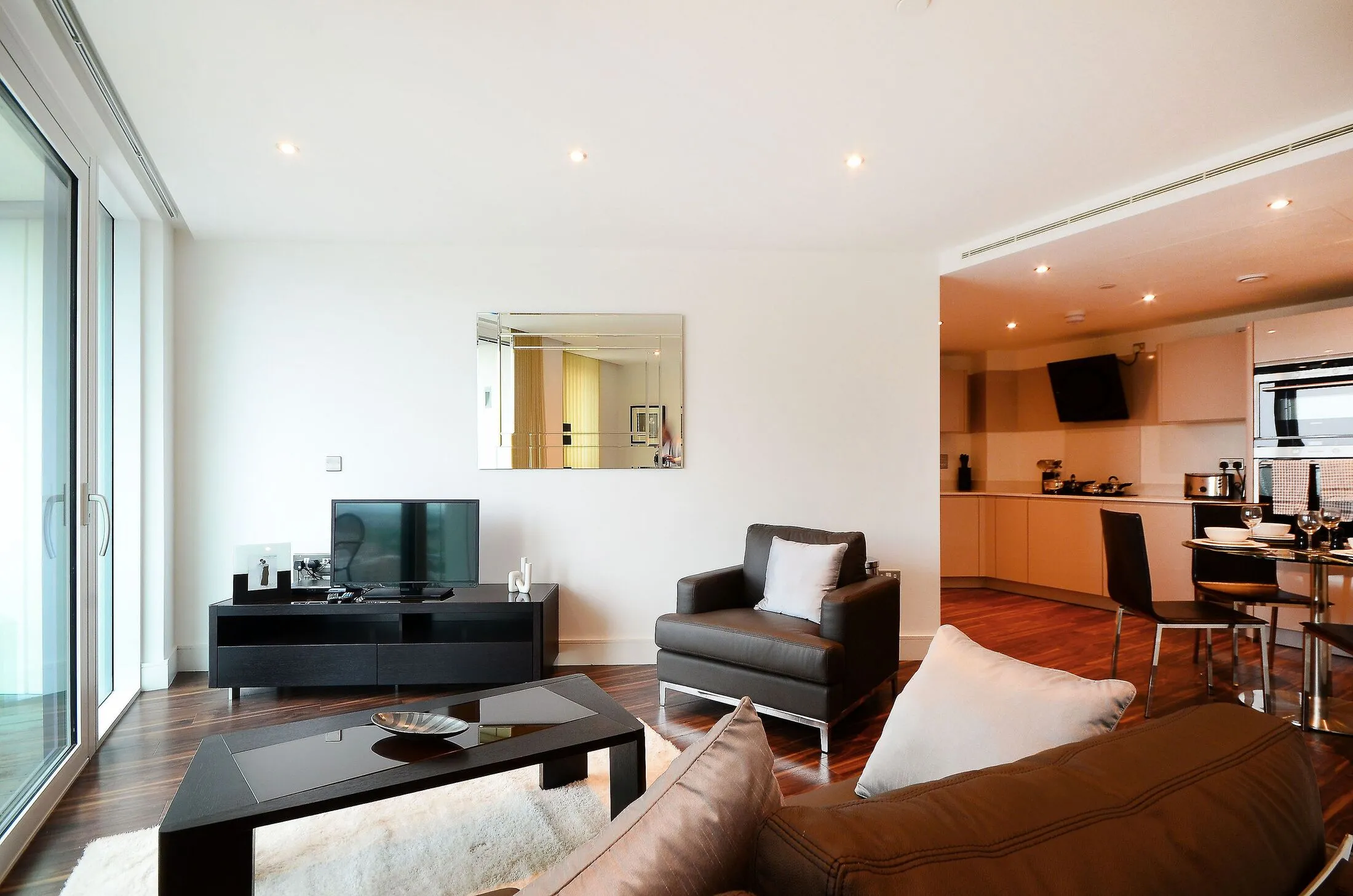 Flat Alie Street in Greater London