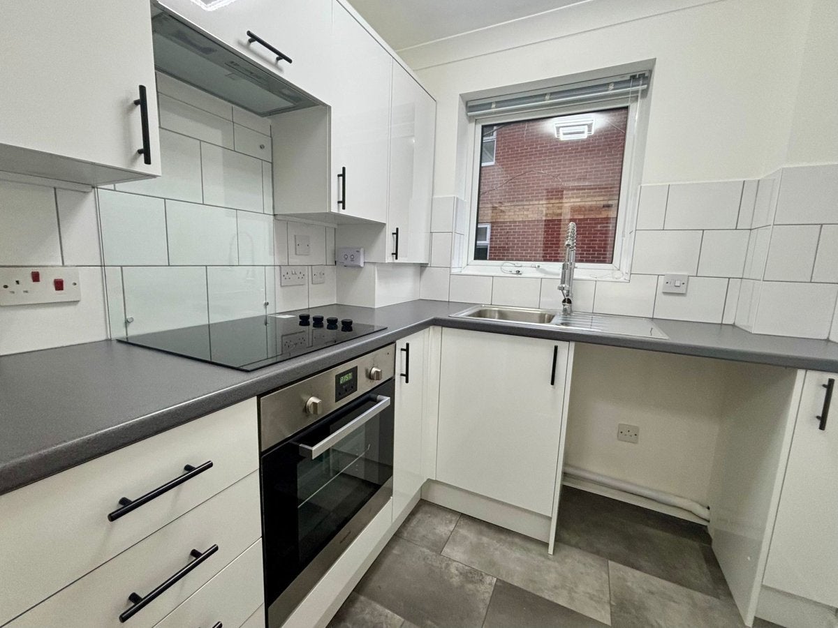 Flat Ingworth Road in Poole