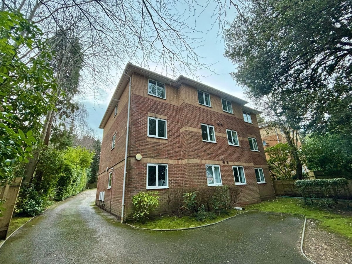 Flat Ingworth Road in Poole