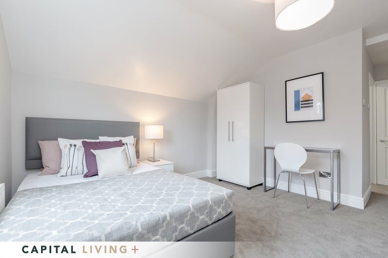 Room Grantham Road in Greater London