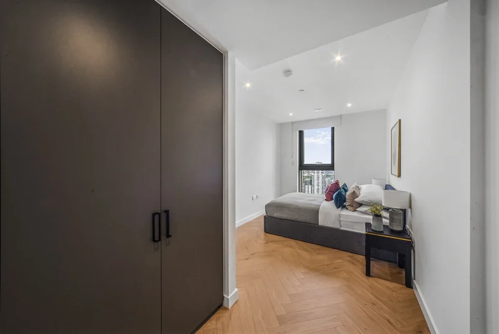 Flat Cold Harbour in Greater London
