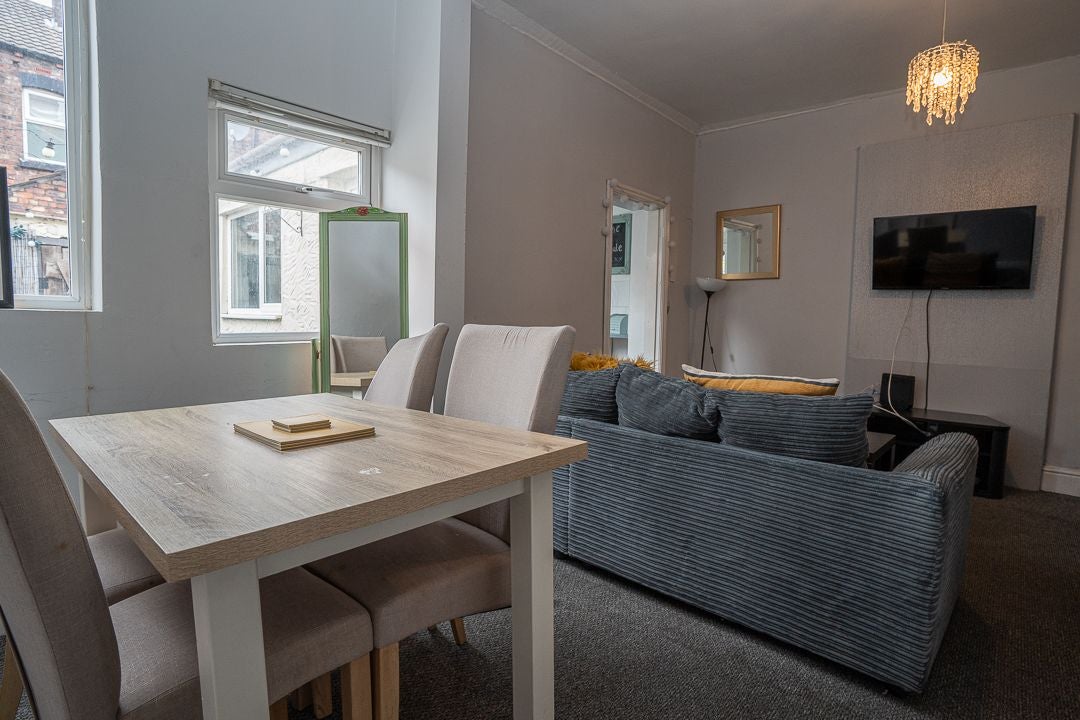 Room Brookdale Road in Liverpool