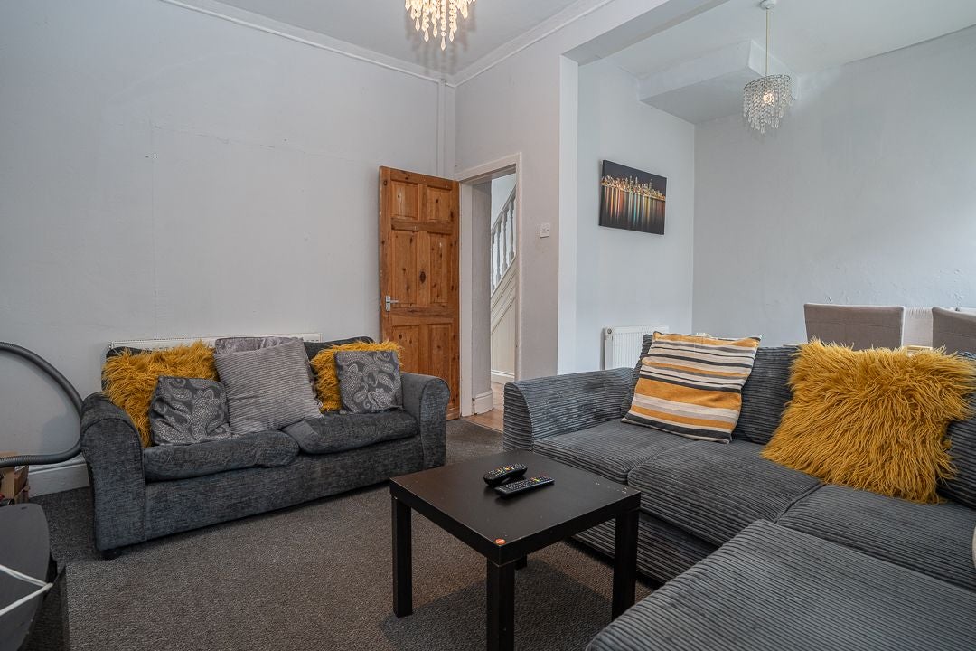 Room Brookdale Road in Liverpool