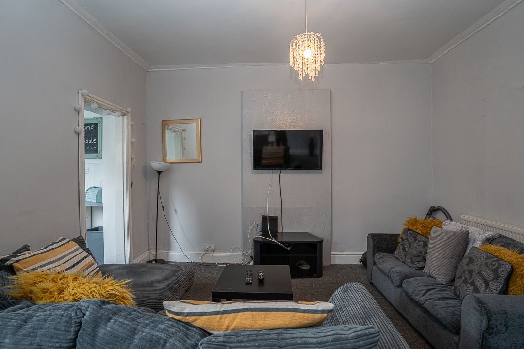 Room Brookdale Road in Liverpool