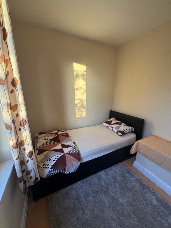 Room Taylor Avenue in Newcastle-under-Lyme