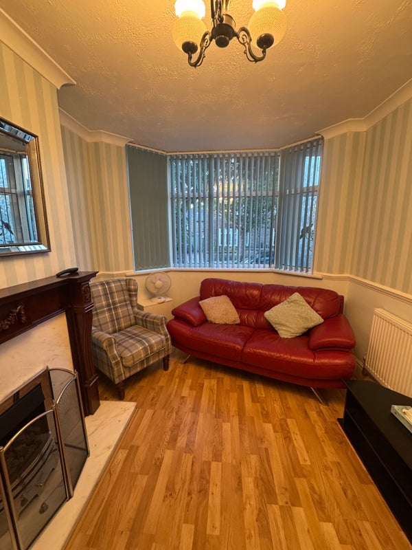 Room Taylor Avenue in Newcastle-under-Lyme