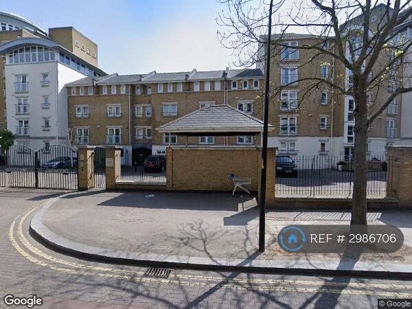 House Woodland Crescent in Greater London