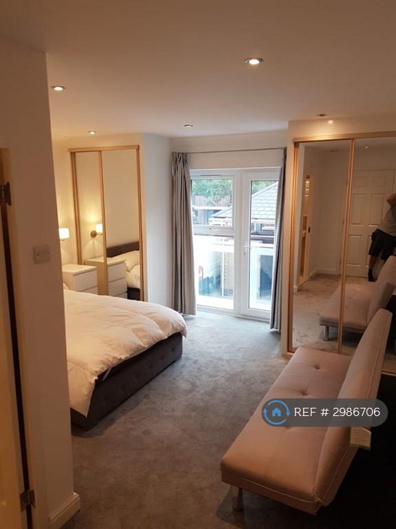 House Woodland Crescent in Greater London