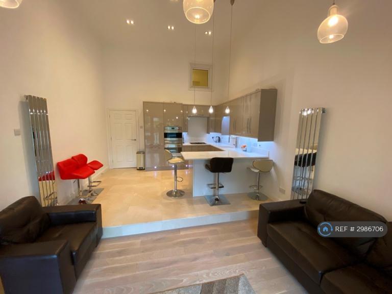 House Woodland Crescent in Greater London